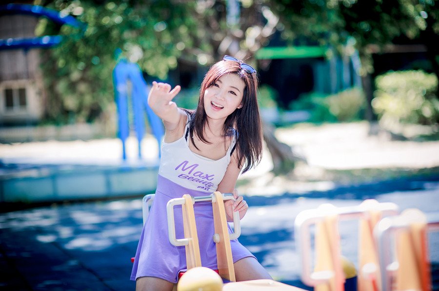 友谊能使人同舟共济，友谊能使人生活充实，五彩缤纷。